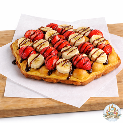 Gaufre aux fraises, à la banane et au Nutella
